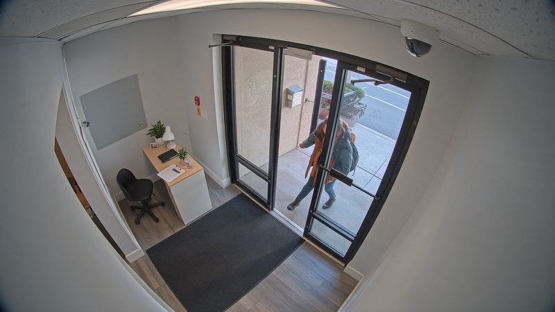 Caméra filmant la porte d’entrée vitrée de bureaux