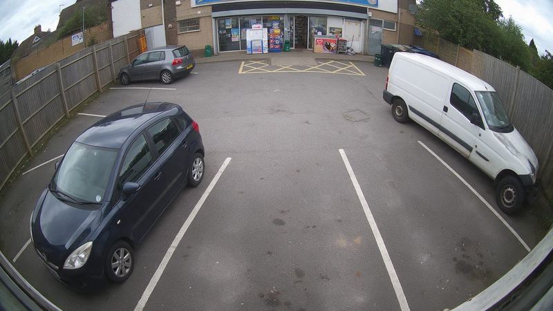 Mosaïque d’une caméra filmant un parking d’entrepôt