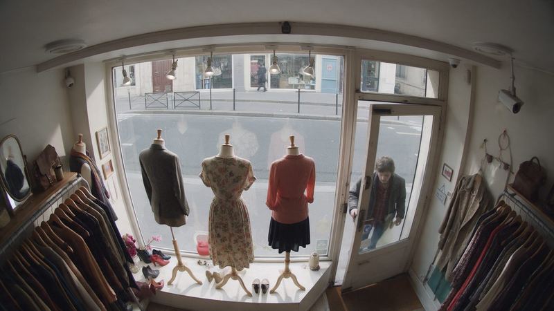 Caméra filmant la vitrine et l’entrée d’une boutique de vêtements